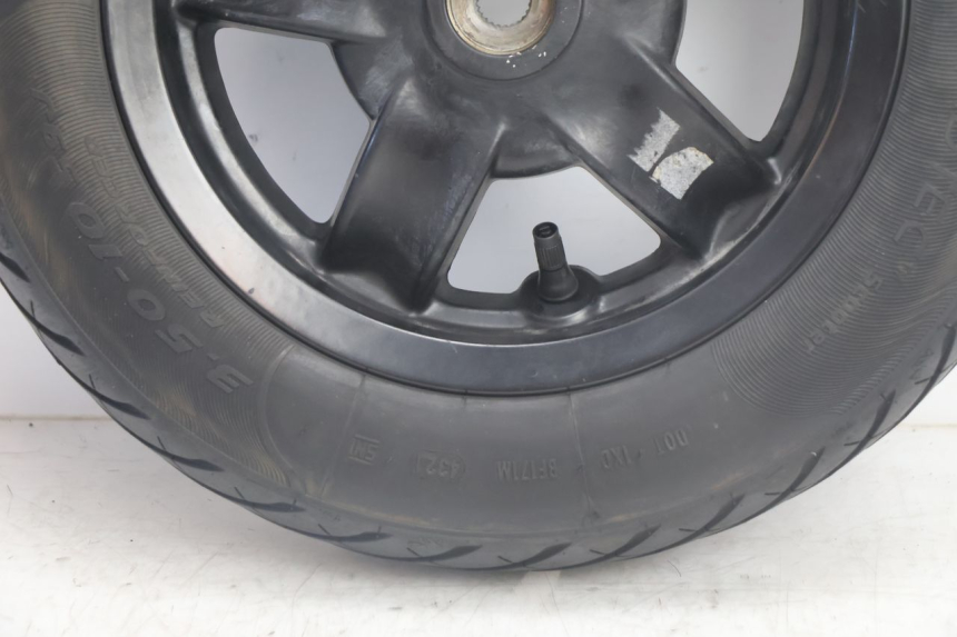 photo de ARO TRASEIRO E PNEU PIAGGIO ZIP IGET 4T 50 (2021 - 2023) - Zoom do estado de desgaste