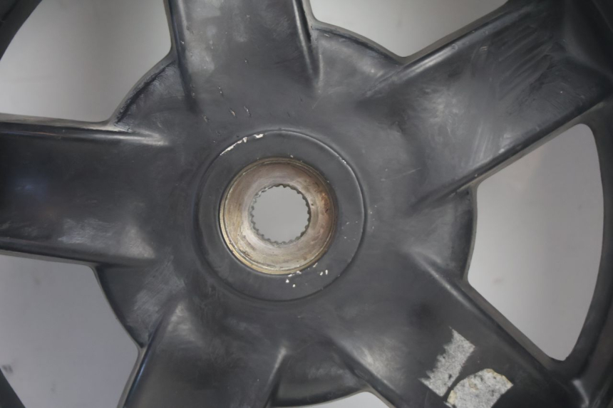 photo de ARO TRASEIRO E PNEU PIAGGIO ZIP IGET 4T 50 (2021 - 2023) - Outro ângulo de visão