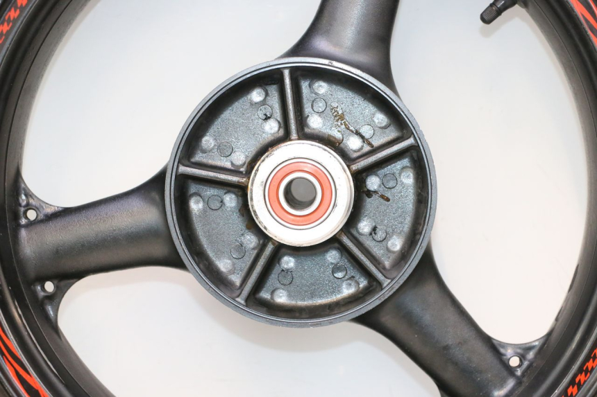photo de ARO TRASEIRO E PNEU KAWASAKI ZX-6R ZX6R 600 (1995 - 1997) - Detalhes característicos