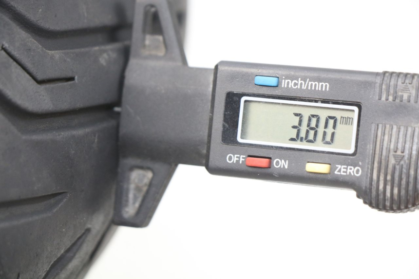 photo de ARO TRASEIRO PEUGEOT ELYSTAR 125 (2002 - 2007) - Zoom do estado de desgaste