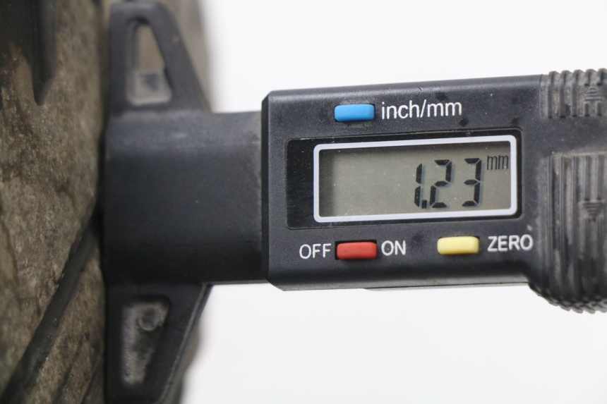 photo de ARO TRASEIRO YAMAHA FJR ABS 1300 (2006 - 2012) - Zoom do estado de desgaste