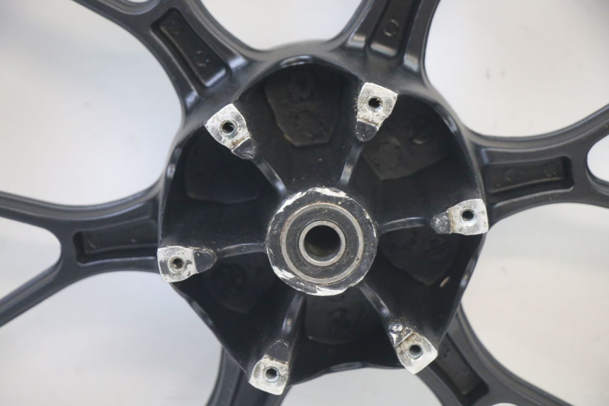 photo de ARO TRASEIRO DERBI GPR 50 (2004 - 2009) - Detalhes característicos