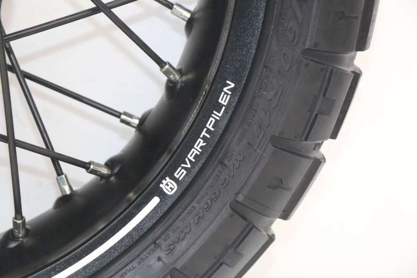 photo de ARO TRASEIRO HUSQVARNA SVARTPILEN 401 (2018 - 2023) - Detalhes característicos