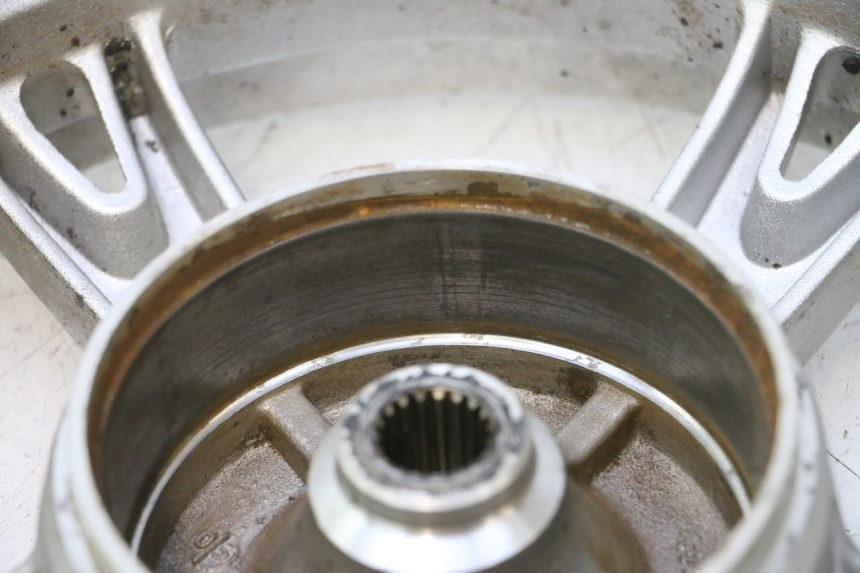 photo de ARO TRASEIRO PEUGEOT KISBEE 2T 50 (2010 - 2017) - Detalhes característicos