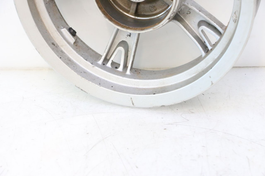 photo de ARO TRASEIRO PEUGEOT KISBEE 2T 50 (2010 - 2017) - Zoom do estado de desgaste