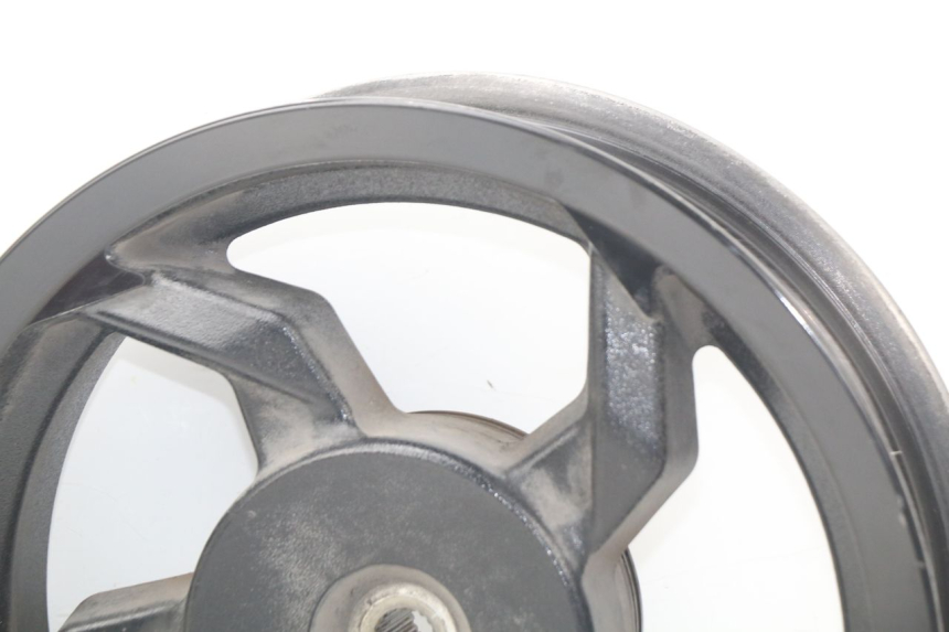 photo de ARO TRASEIRO SYM ORBIT III 3 4T 50 (2021 - 2025) - Detalhes característicos