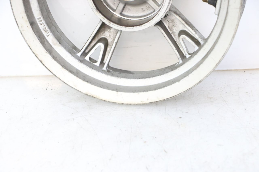 photo de ARO TRASEIRO PEUGEOT KISBEE 4T 50 (2010 - 2017) - Zoom do estado de desgaste