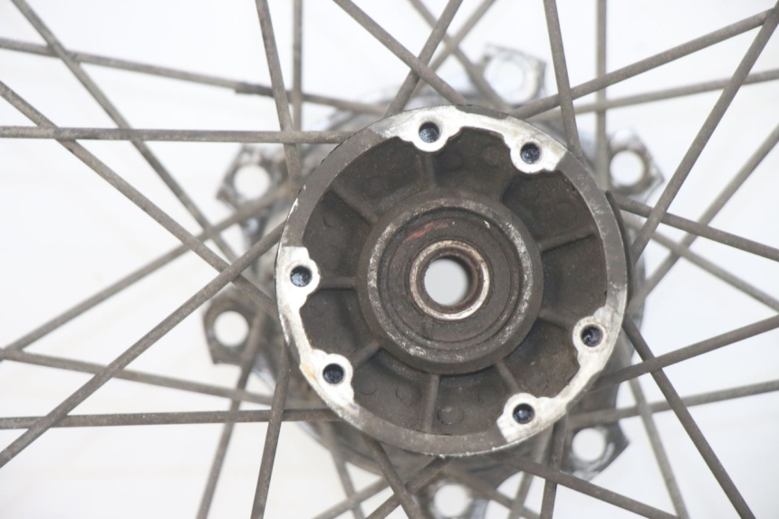 photo de ARO TRASEIRO GILERA RK 50 (1996 - 1999) - Detalhes característicos