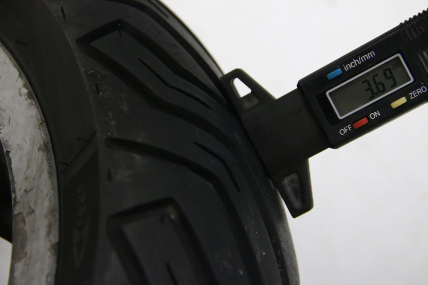 photo de ARO TRASEIRO PEUGEOT SATELIS COMPRESSOR K15 125 (2006 - 2009) - Zoom do estado de desgaste