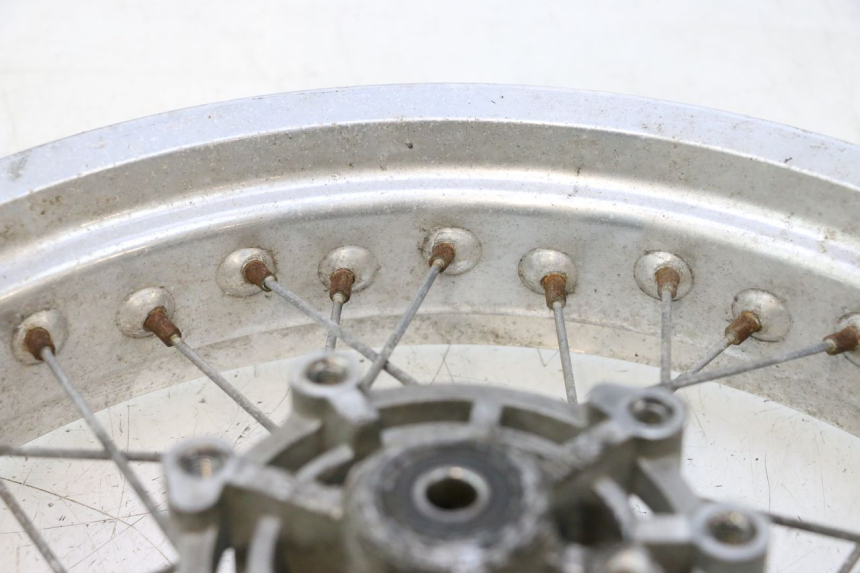 photo de ARO TRASEIRO DERBI SENDA 50 (2003 - 2005) - Detalhes característicos