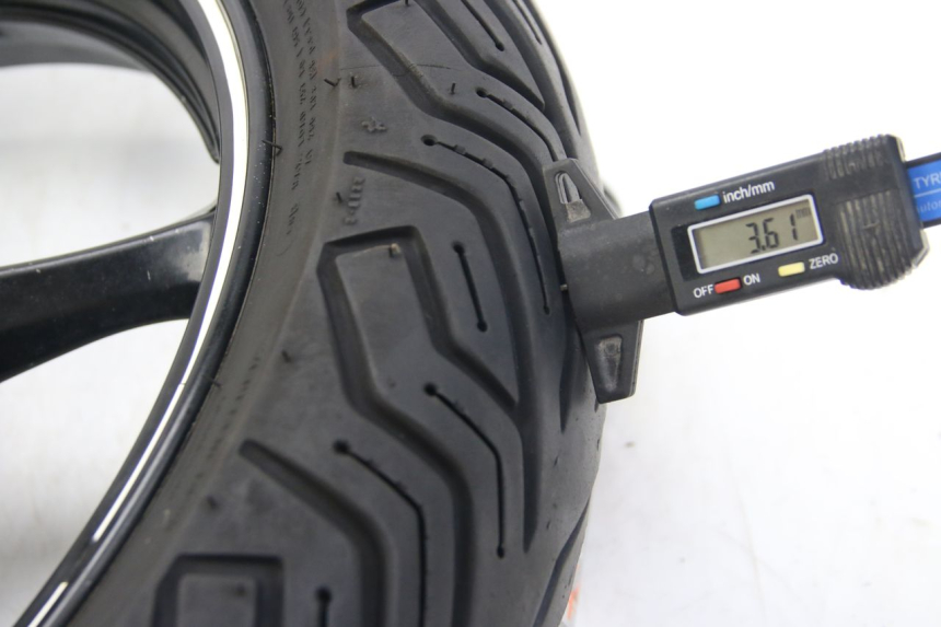 photo de ARO TRASEIRO SUZUKI SIXTEEN 125 (2008 - 2010) - Zoom do estado de desgaste