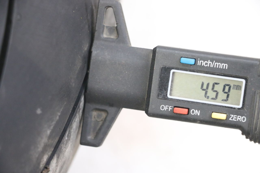photo de ARO TRASEIRO TRIUMPH SPEED TRIPLE T301 900 (1994 - 1996) - Zoom do estado de desgaste