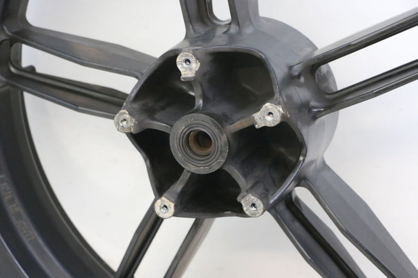 photo de ARO TRASEIRO YAMAHA TZR 50 (2008 - 2016) - Detalhes característicos