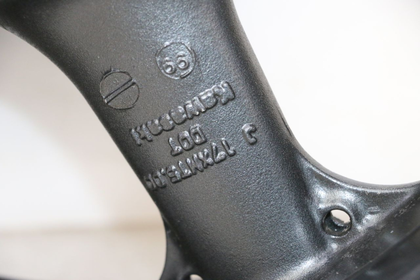 photo de ARO TRASEIRO KAWASAKI ZR 7 750 (1999 - 2004) - Vista de perto