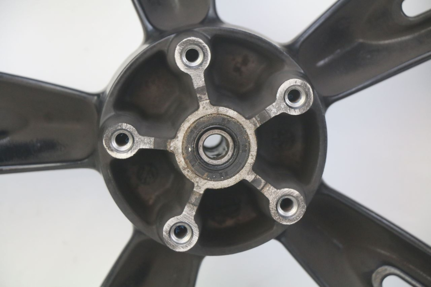 photo de ARO DIANTEIRO PEUGEOT TWEET 125 (2010 - 2017) - Detalhes característicos