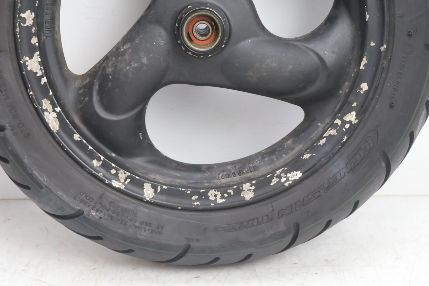 photo de ARO DIANTEIRO E PNEU KYMCO AGILITY 4T 50 (2005 - 2018) - Zoom do estado de desgaste