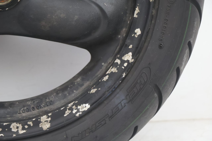 photo de ARO DIANTEIRO E PNEU KYMCO AGILITY 4T 50 (2005 - 2018) - Pontos de fixação