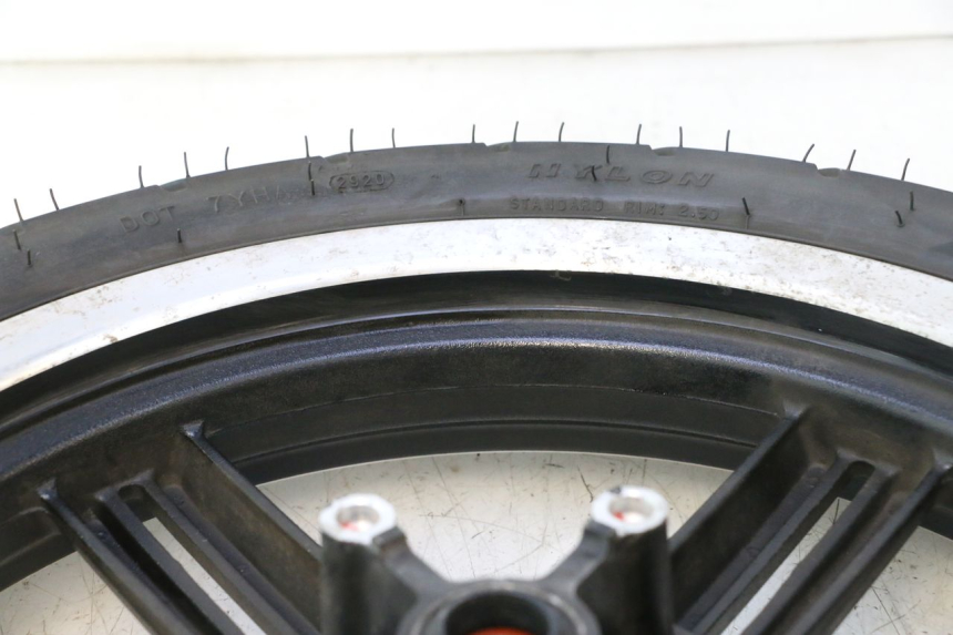 photo de ARO DIANTEIRO E PNEU KYMCO AGILITY CITY 16P 125 (2015 - 2024) - Detalhes característicos