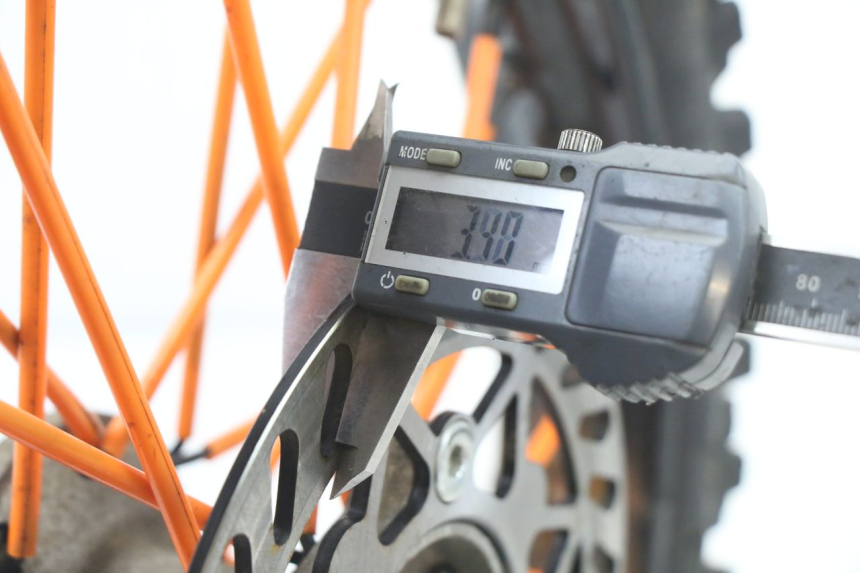 photo de ARO DIANTEIRO E PNEU APOLLO RFZ 125 - Detalhe da peça