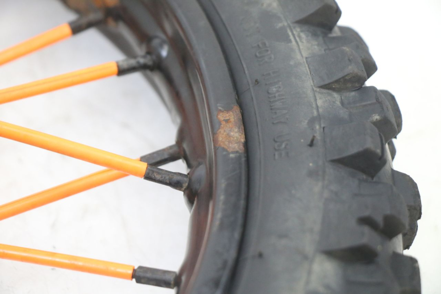 photo de ARO DIANTEIRO E PNEU APOLLO RFZ 125 - Detalhes característicos