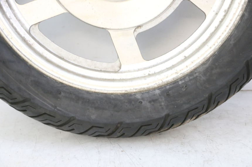 photo de ARO DIANTEIRO E PNEU HYOSUNG GV AQUILA 125 (2000 - 2009) - Vista de perto