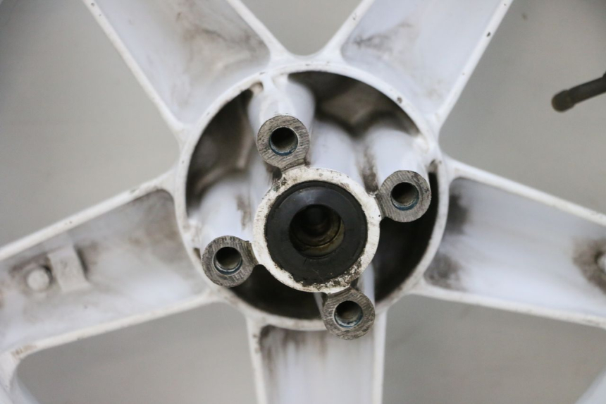 photo de ARO DIANTEIRO E PNEU MBK BOOSTER SPIRIT NAKED 50 (2004 - 2017) - Detalhes característicos