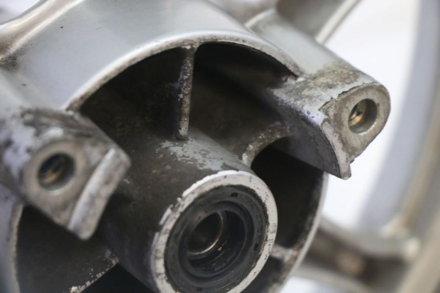 photo de ARO DIANTEIRO E PNEU SUZUKI BURGMAN 125 (2007 - 2014) - Detalhes característicos