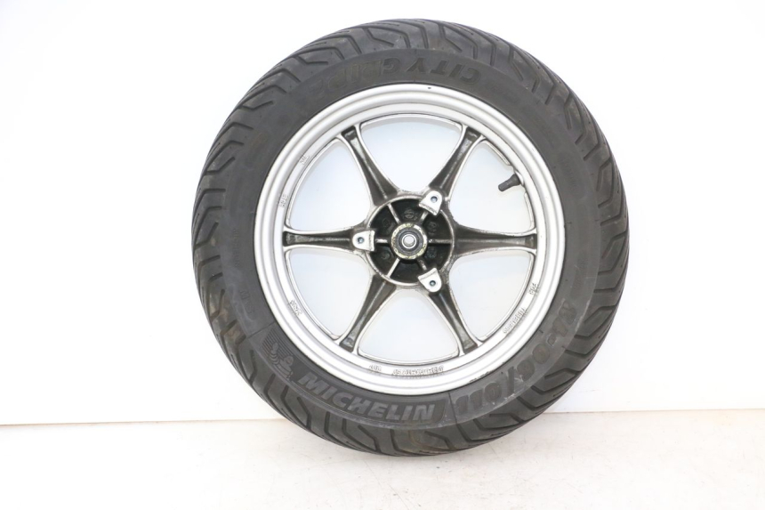 photo de ARO DIANTEIRO E PNEU SUZUKI BURGMAN 125 (2007 - 2014) - Vista de perto