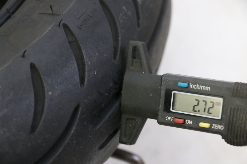 photo de ARO DIANTEIRO E PNEU SUZUKI BURGMAN 125 (2007 - 2014) - Zoom do estado de desgaste