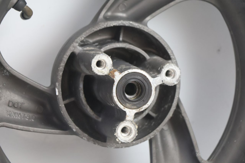 photo de ARO DIANTEIRO E PNEU TGB CITY RS 50 (2011 - 2016) - Detalhes característicos