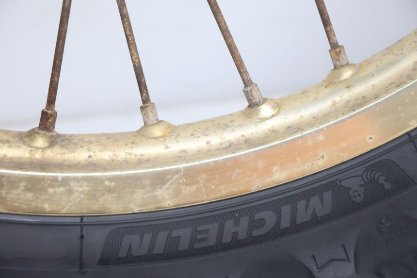 photo de ARO DIANTEIRO E PNEU SUZUKI DR S 600 (1985 - 1989) - Estrutura - ampliação