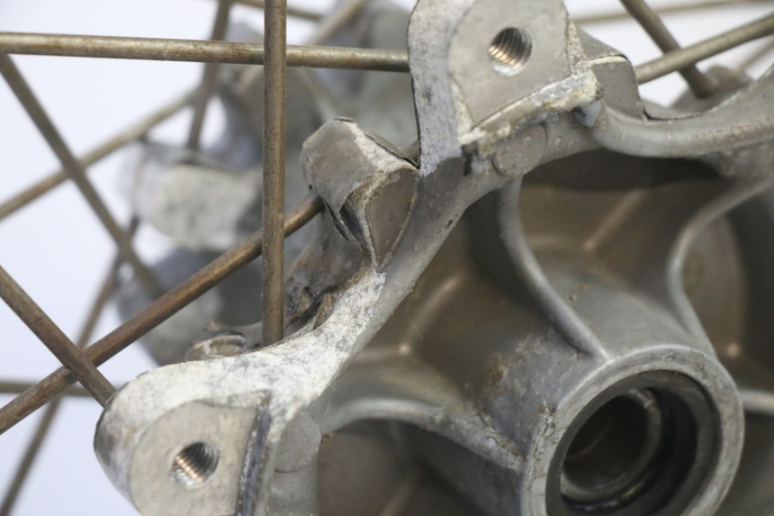 photo de ARO DIANTEIRO E PNEU APRILIA ETX 125 (1998 - 2002) - Detalhes característicos