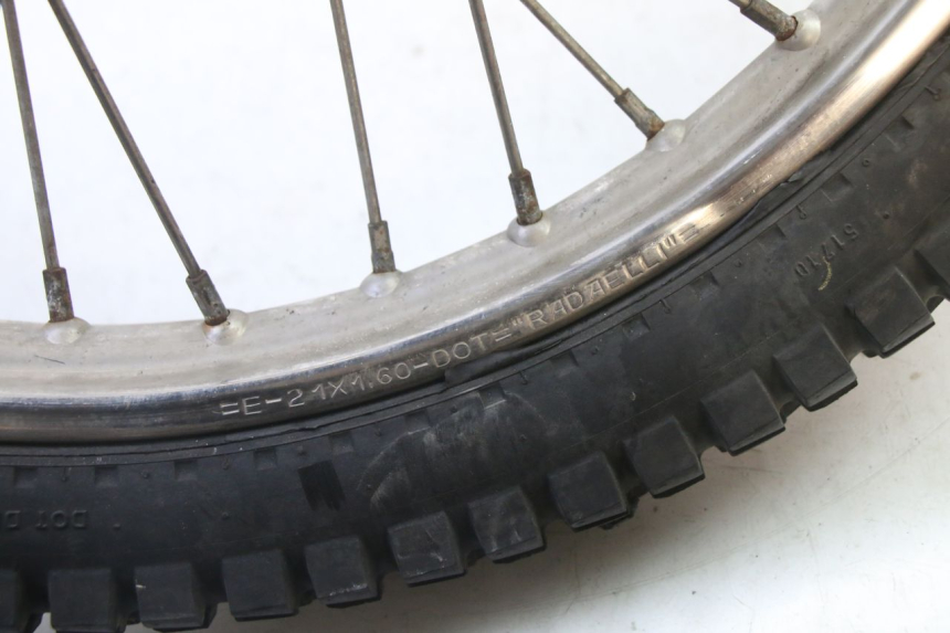 photo de ARO DIANTEIRO E PNEU APRILIA ETX 125 (1998 - 2002) - Vista de perto