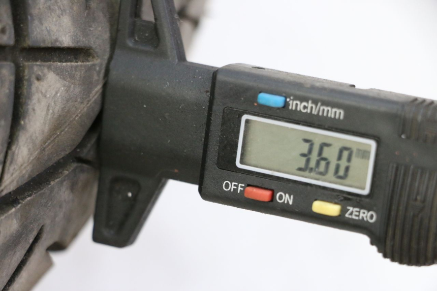 photo de ARO DIANTEIRO E PNEU YAMAHA FJ 36Y 1100 (1984 - 1985) - Detalhe da peça