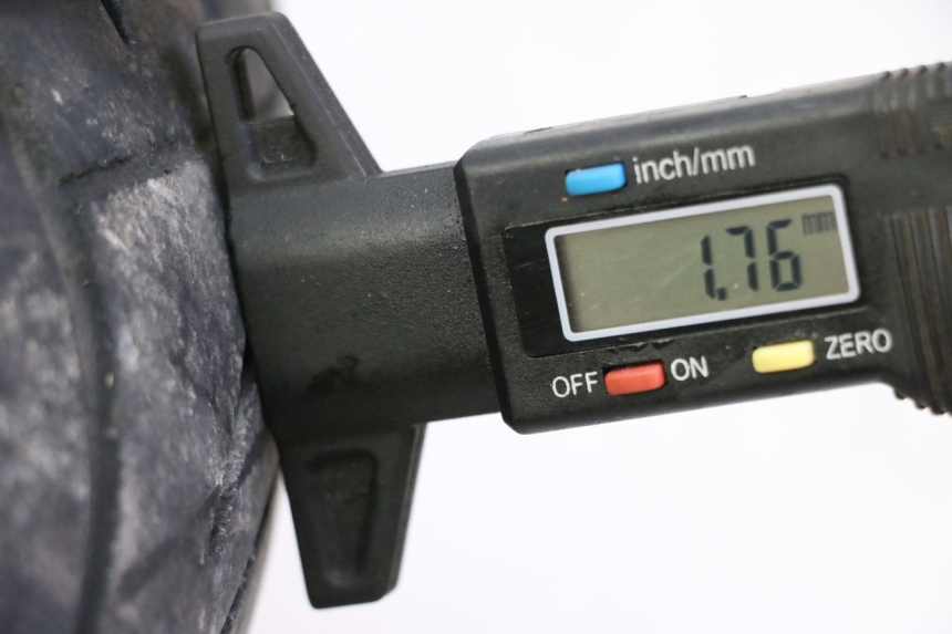 photo de ARO DIANTEIRO E PNEU SYM JOYMAX 125 (2010 - 2017) - Zoom do estado de desgaste