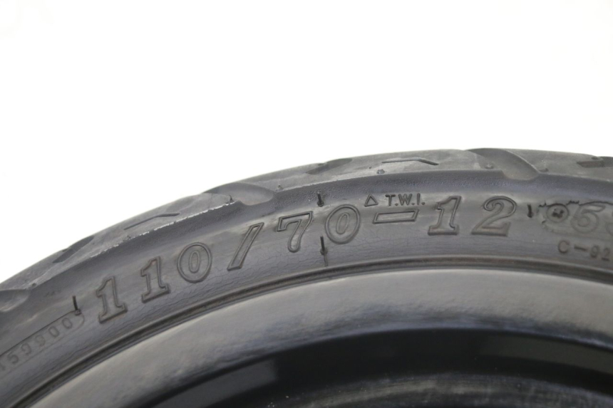photo de ARO DIANTEIRO E PNEU PEUGEOT KISBEE 2T 50 (2010 - 2017) - Detalhes característicos