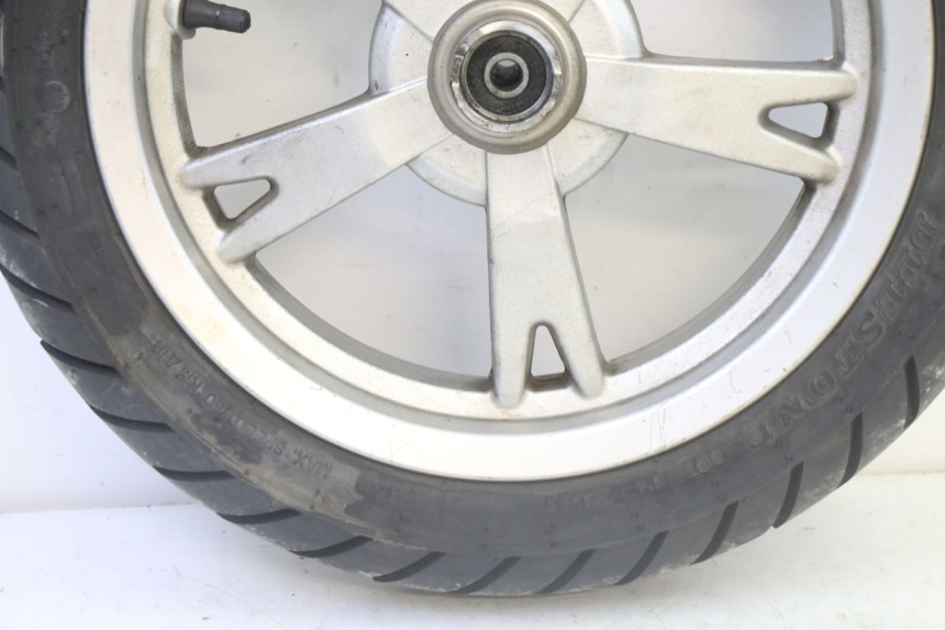 photo de ARO DIANTEIRO E PNEU PEUGEOT KISBEE 4T 50 (2018 - 2022) - Zoom do estado de desgaste