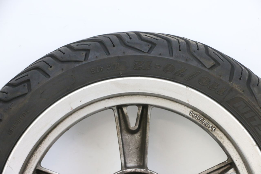 photo de ARO DIANTEIRO E PNEU PEUGEOT KISBEE 4T 50 (2010 - 2017) - Detalhes característicos