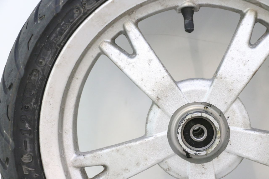 photo de ARO DIANTEIRO E PNEU PEUGEOT KISBEE 4T 50 (2010 - 2017) - Detalhes característicos