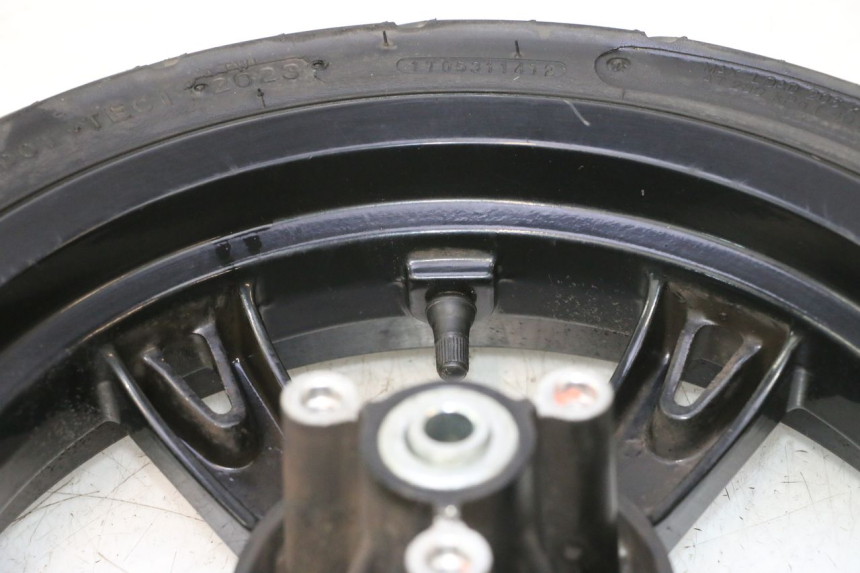 photo de ARO DIANTEIRO E PNEU PEUGEOT KISBEE 4T 50 (2023 - 2026) - Vista de perto