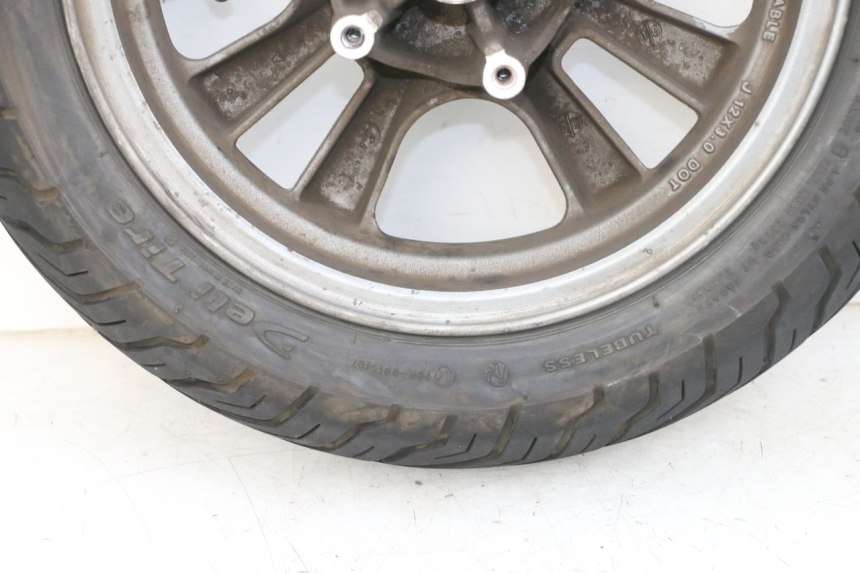 photo de ARO DIANTEIRO E PNEU KYMCO LIKE 125 (2009 - 2016) - Detalhes característicos