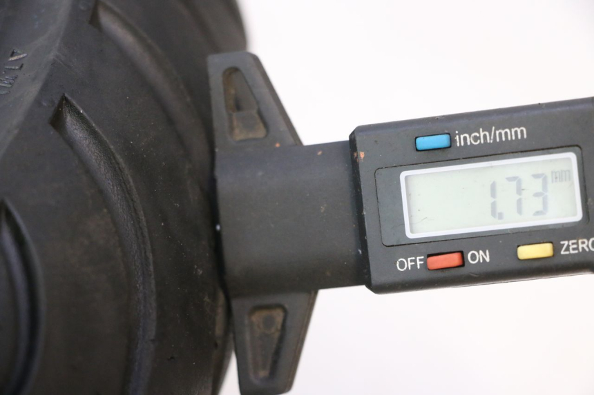 photo de ARO DIANTEIRO E PNEU SYM MIO 50 (2005 - 2010) - Detalhe da peça