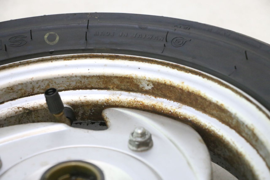 photo de ARO DIANTEIRO E PNEU SYM MIO 50 (2005 - 2010) - Pontos de fixação