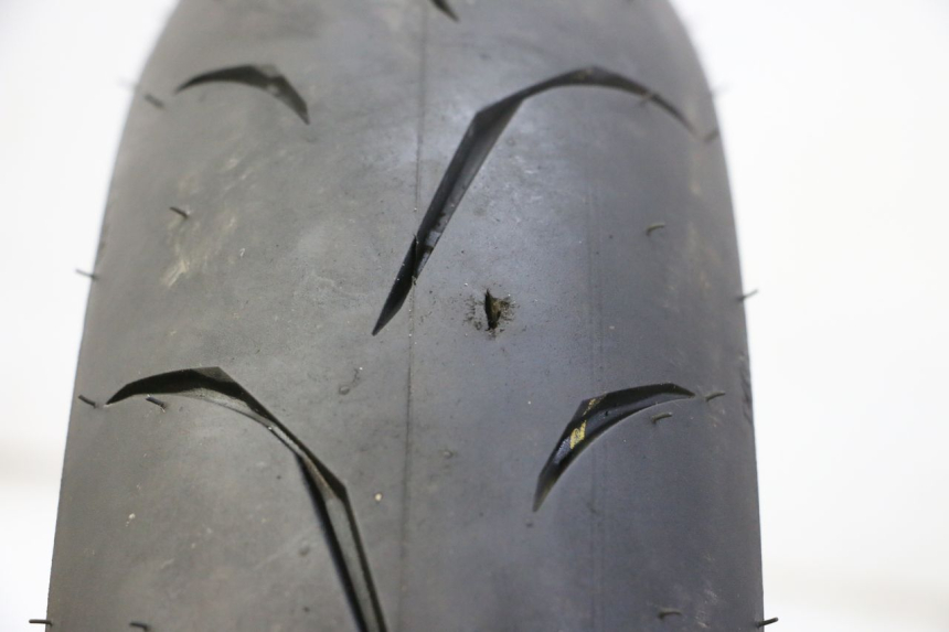 photo de ARO DIANTEIRO E PNEU KYMCO LIKE 4T 50 (2019 - 2025) - Zoom do estado de desgaste