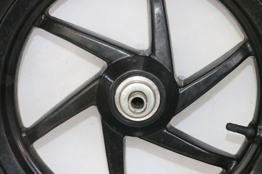 photo de ARO DIANTEIRO E PNEU PIAGGIO NRG POWER PUREJET 50 (2018 - 2021) - Detalhes característicos