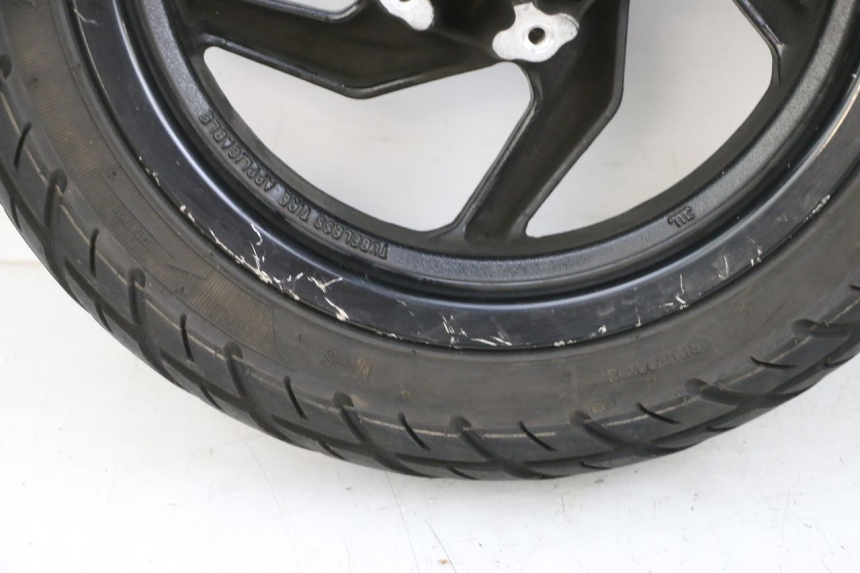 photo de ARO DIANTEIRO E PNEU SYM ORBIT III 3 4T 50 (2021 - 2025) - Detalhes característicos