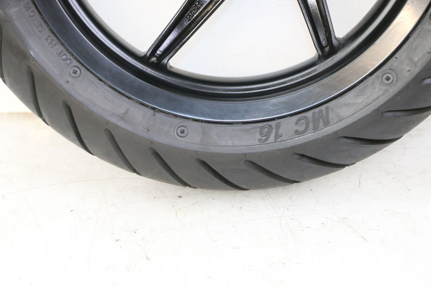 photo de ARO DIANTEIRO E PNEU PIAGGIO NRG POWER PUREJET 50 (2018 - 2021) - Detalhes característicos