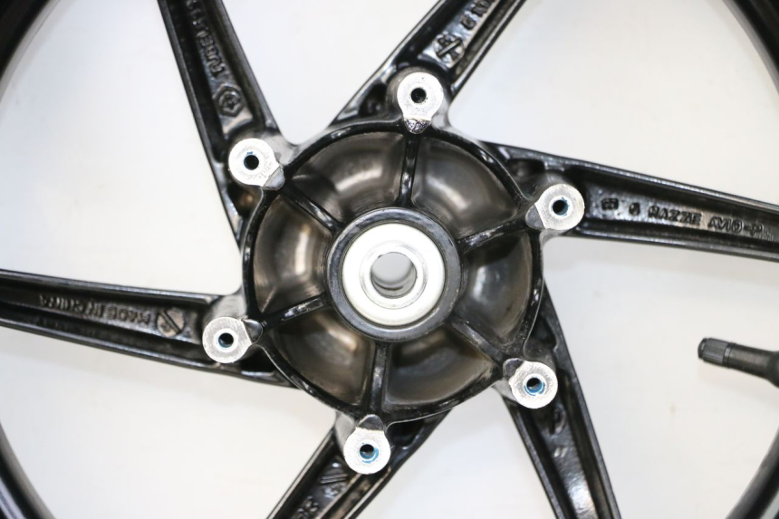 photo de ARO DIANTEIRO E PNEU PIAGGIO NRG POWER PUREJET 50 (2018 - 2021) - Vista de perto