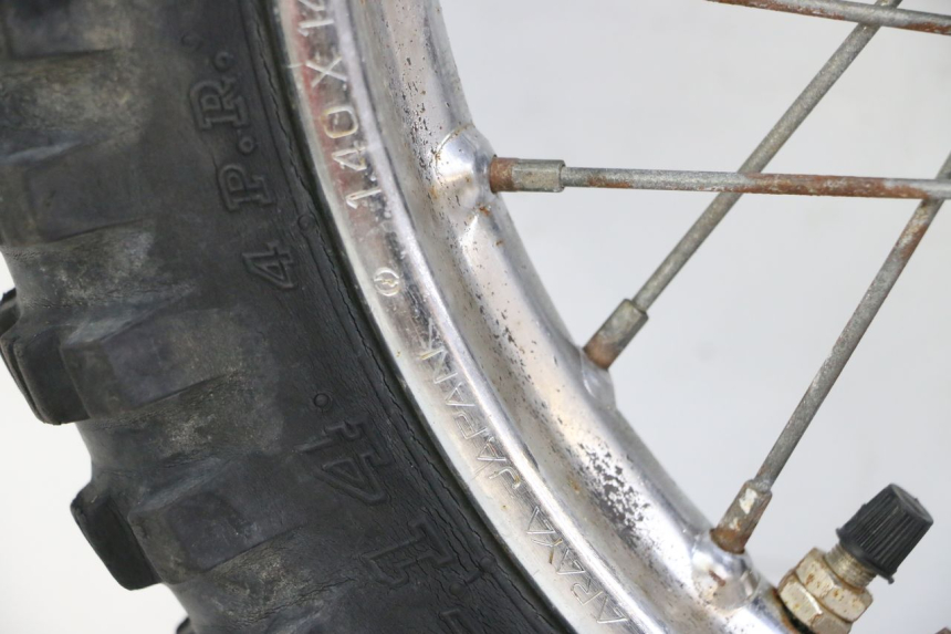 photo de ARO DIANTEIRO E PNEU YAMAHA PW 80 (1983 - 2014) - Vista de perto