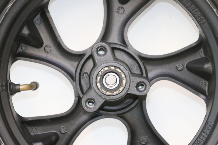 photo de ARO DIANTEIRO E PNEU BAIKU SAKURA 1 (2021 - 2025) - Detalhes característicos